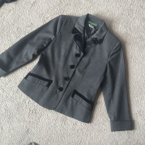 Harve Bernard by Bernard Holtzman Petite Velvet Trimmed Blazer! - Picture 7 of 10